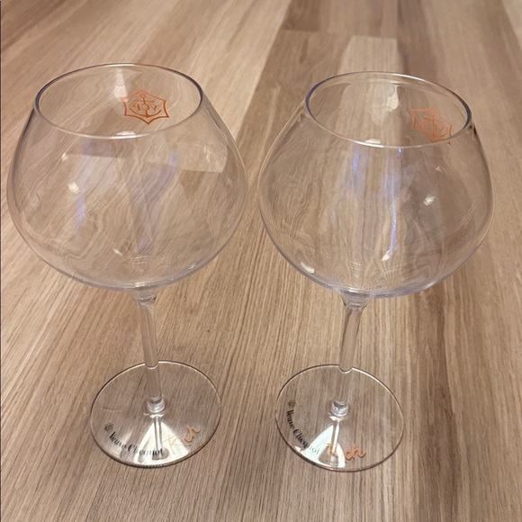 Veuve Clicquot Rich Champagne Wide-Bowled Plastic Goblets - Picture 4 of 6